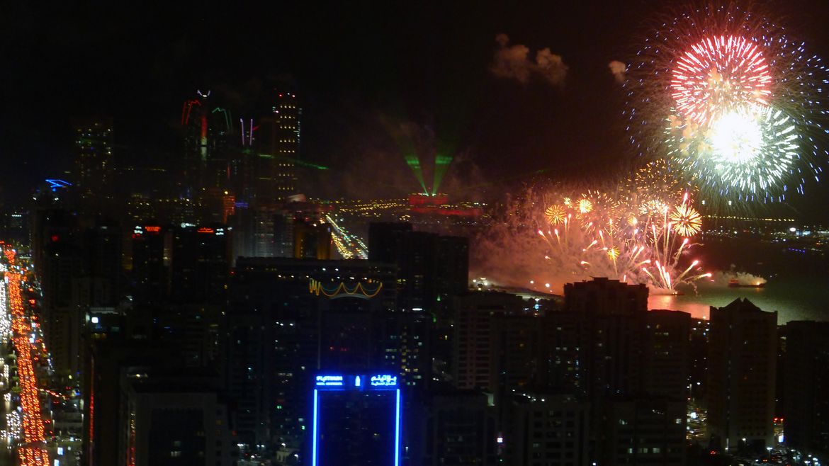Mo busstation fireworks 2000x1125 15
